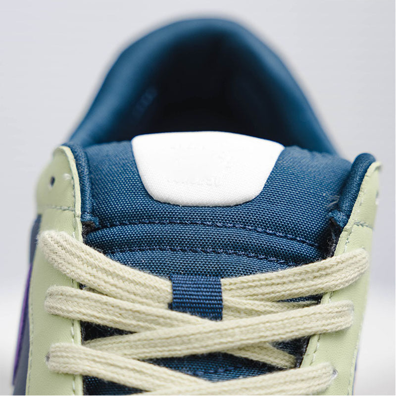 Men's sports shoes