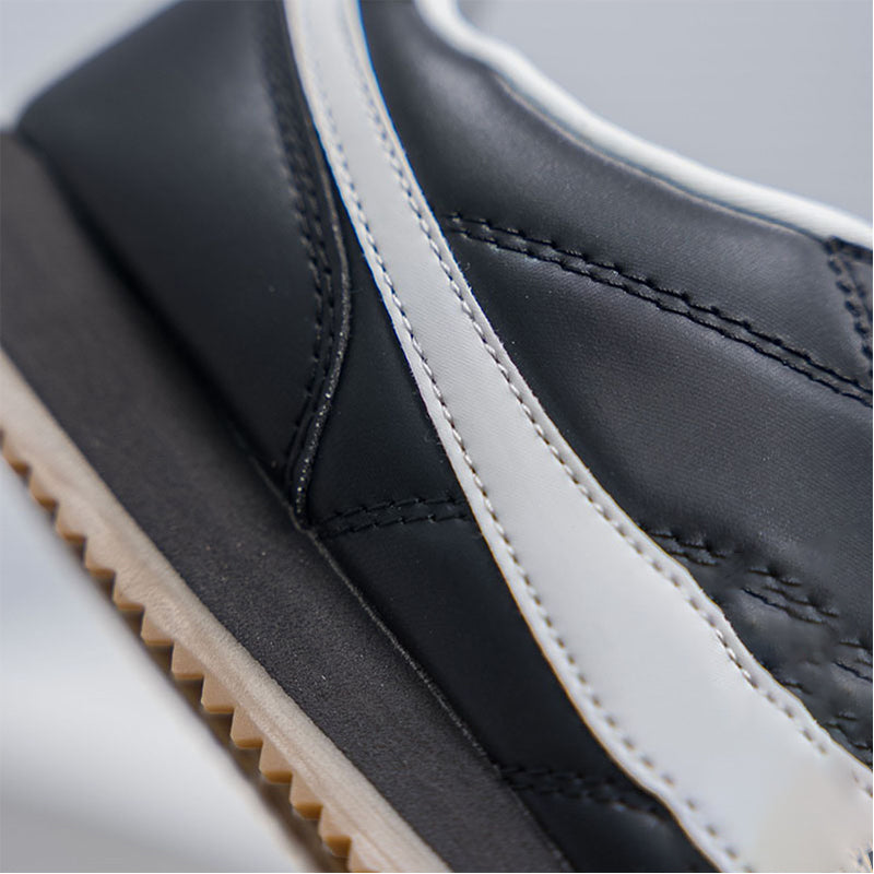 Men's sports shoes