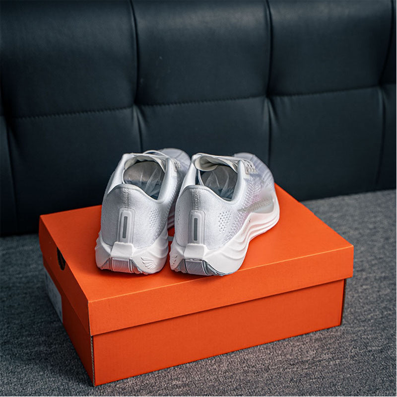 Men's sports shoes
