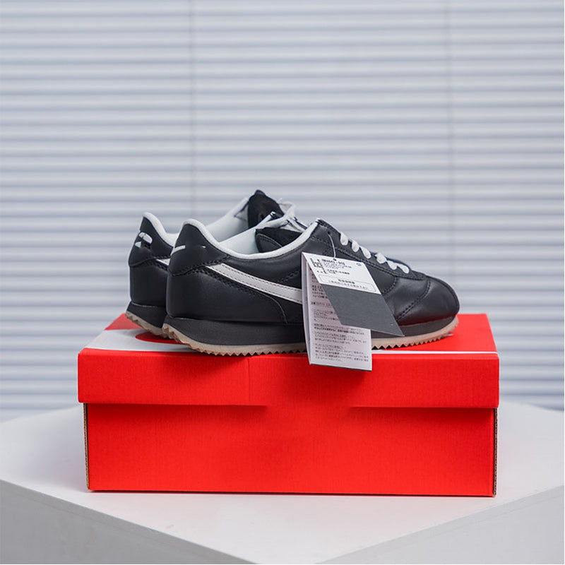 Men's sports shoes
